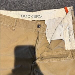 Dockers Men's Khaki Straight Fit Chinos